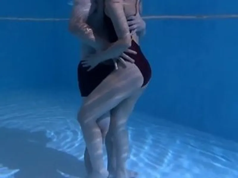 Người chồng lạnh nhạt, vợ lén lút với hlv dạy bơi